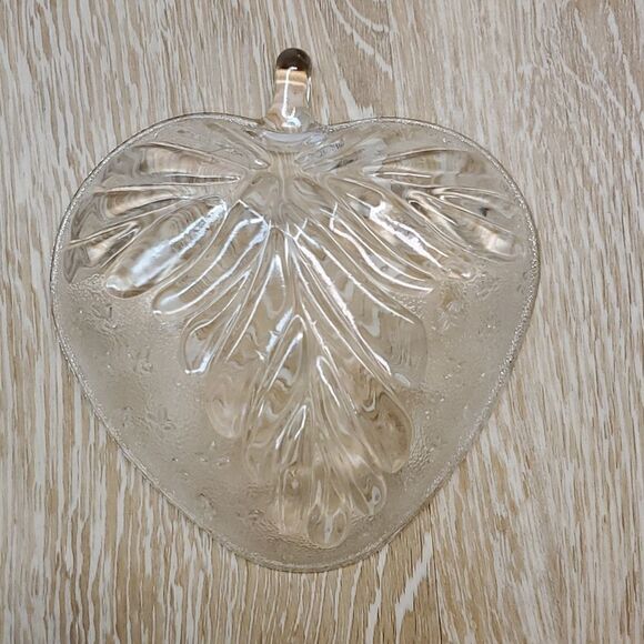 Small strawberry shaped clear glass dish - Picture 1 of 5